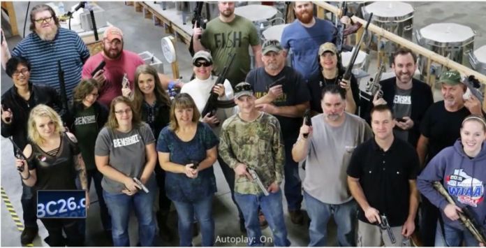 Công ty ở Wisconsin tặng… súng cho nhân viên nhân lễ Giáng Sinh