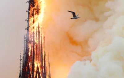 Notre Dame de Paris bốc cháy