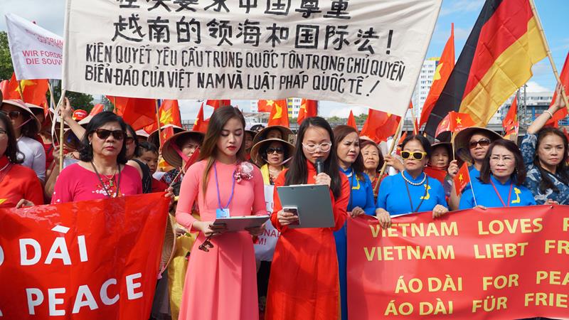 RẦM RẬP NGƯỜI VIỆT NAM BIỂU TÌNH TRƯỚC ĐẠI SỨ QUÁN TRUNG QUÔC ĐỨC