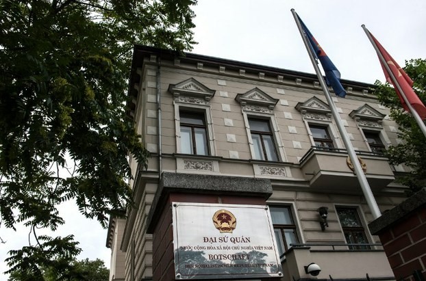 Người của ĐSQ Việt Nam ở Berlin tìm đủ mọi cách để thu tiền lệ phí hai lần?