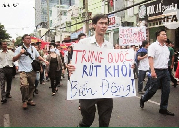 Hình minh họa. Tiến sĩ kinh tế Phạm Chí Dũng trong một lần tham gia biểu tình phản đối Trung Quốc ở Sài Gòn