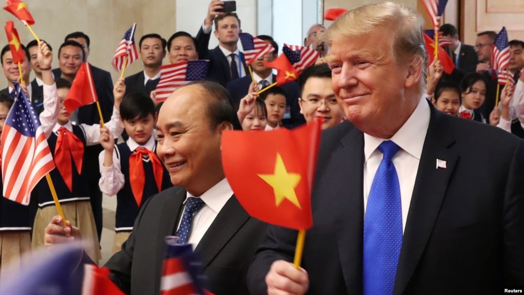 Tổng thống Trump và Thủ tướng Phúc trong cuộc gặp hồi cuối tháng Hai năm nay ở Hà Nội. 