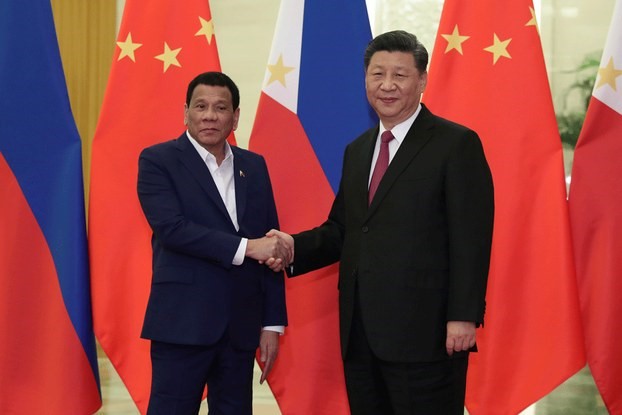 Hình minh họa. Tổng thống Philippines Rodrigo Duterte (trái) bắt tay Chủ tịch Trung Quốc Tập Cận Bình ở Đại lễ đường Nhân dân ở Bắc Kinh hôm 25/4/2019