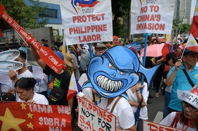 Hình minh họa. Người Philippines biểu tình phản đối Trung Quốc ở Manila hôm 13/7/2019 nhân kỷ niệm ngyaf Tòa Trọng tài quốc tế ra phán quyết về vụ kiện giữa Philippines và Trung Quốc