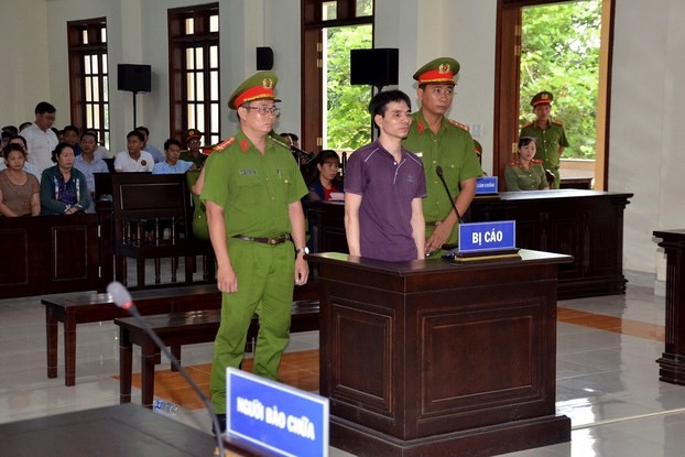 Hình minh họa. Tù nhân lương tâm Nguyễn Ngọc Ánh (giữa) đứng trước tòa ở Bến Tre hôm 6/6/2019. Ông Ánh bị tuyên án 6 năm tù vì những bài viết trên Facebook