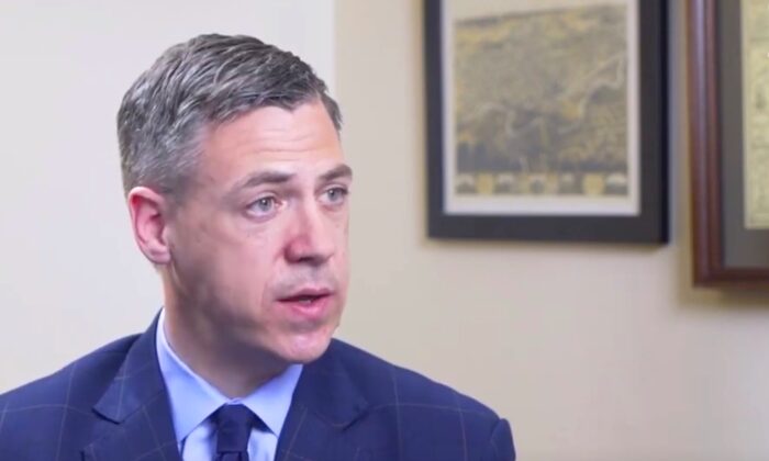 Dan bieu Jim Bank trao doi voi The Epoch Times nam 2019