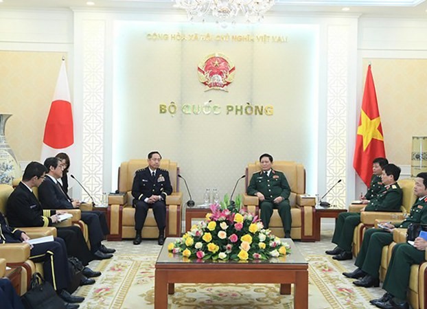 Đại tướng Yamazaki Koji, Tham mưu trưởng Liên quân Nhật Bản, và Đại tướng Ngô Xuân Lịch, Bộ trưởng Bộ Quốc phòng Việt Nam, tại Hà Nội hôm 2/3/2020.