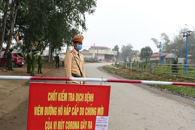 Hình minh hoạ. Công an đứng canh tại một điểm kiểm soát ngoiaf xã Sơn Lôi, tỉnh Vĩnh Phúc hôm 13/2/2020