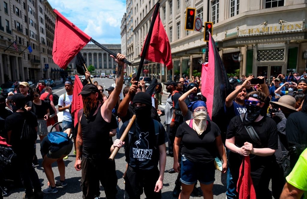 Thông qua các nhóm cực đoan như Antifa, Barack Obama đã bao quát mọi ngả đường để đảm bảo nền cộng hòa của Mỹ sẽ chết dần chết mòn, và một ngày không xa nước Mỹ sẽ trở thành một quốc gia xã hội chủ nghĩa.