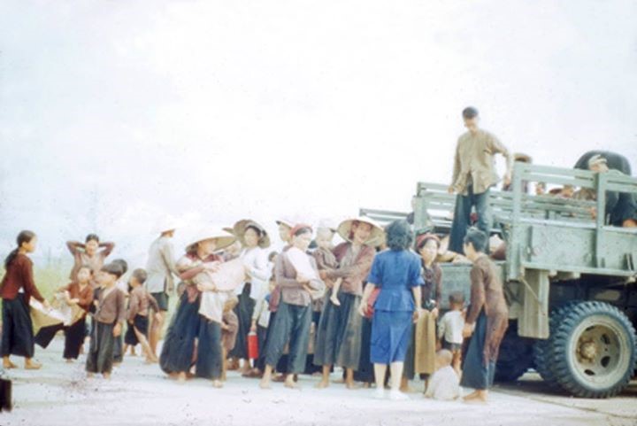 Người dân Miền Nam đón tiếp đồng bào Miền Bắc di cư vào Nam, Sài Gòn tháng 6/1954   photo by Rufus Philips