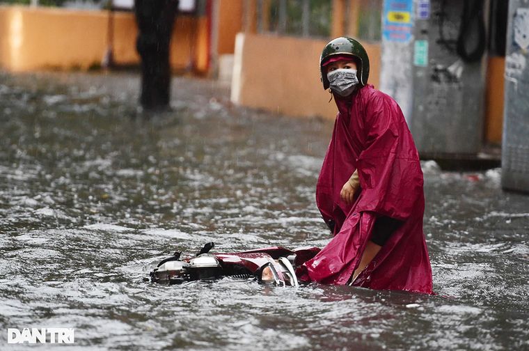 Chỉ sau ba giờ mưa, đường Sài Gòn biến thành sông