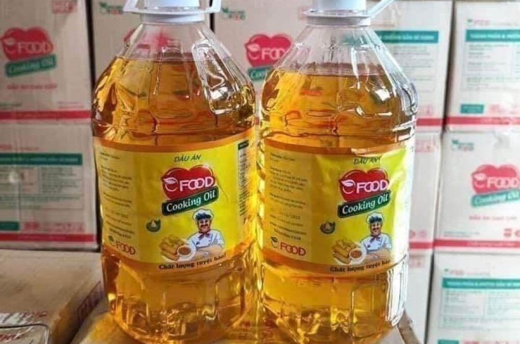 Việt Nam đột kích cơ sở bán dầu ăn gia súc cho người: ‘Còn cái gì không phải hàng giả?’