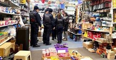 NGƯỜI  VIỆT VÁC LỐI SỐNG Ở VN SANG ĐỨC NÊN BÂY GIỜ MỚI BỊ ĂN ĐÒN. THẾ LÀ VẪN CÒN MAY VÌ ĂN NO RỒI.