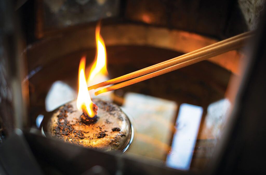 Tháng Tư – Một Nén Hương Trầm